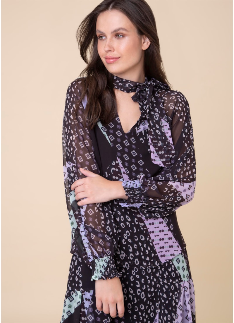 Blusa Boho Flowers Estamp. Fundo Preto