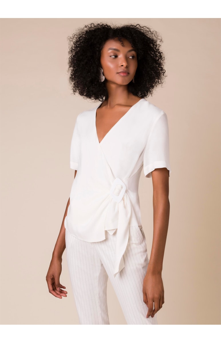 Blusa Transpassada Fivela Resina Off White