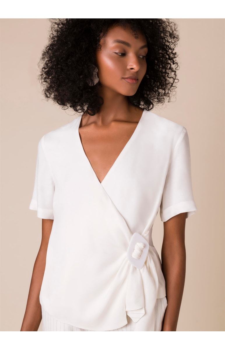 Blusa Transpassada Fivela Resina Off White