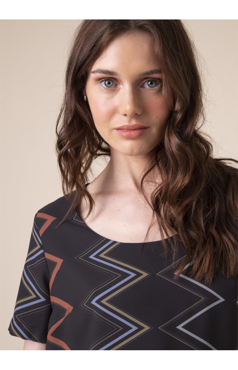 Blusa Zig Zag Estampado C/ Fundo Marinho
