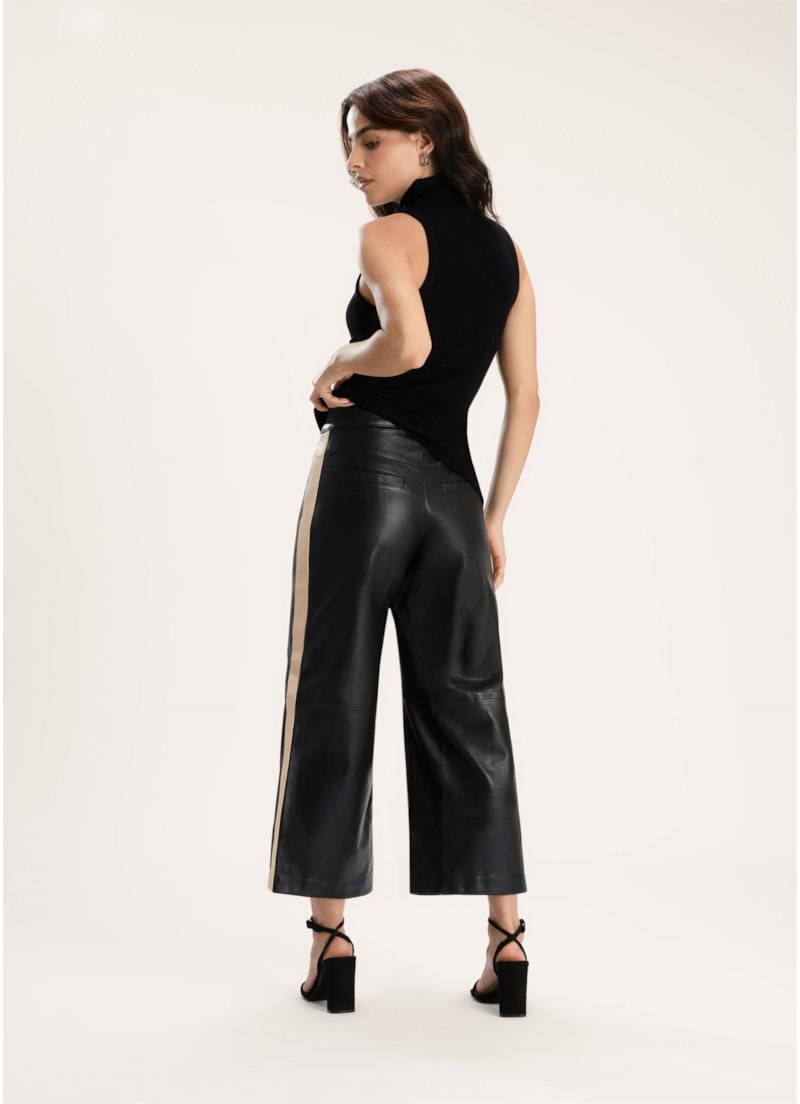 Calça Pantacourt Couro Preto