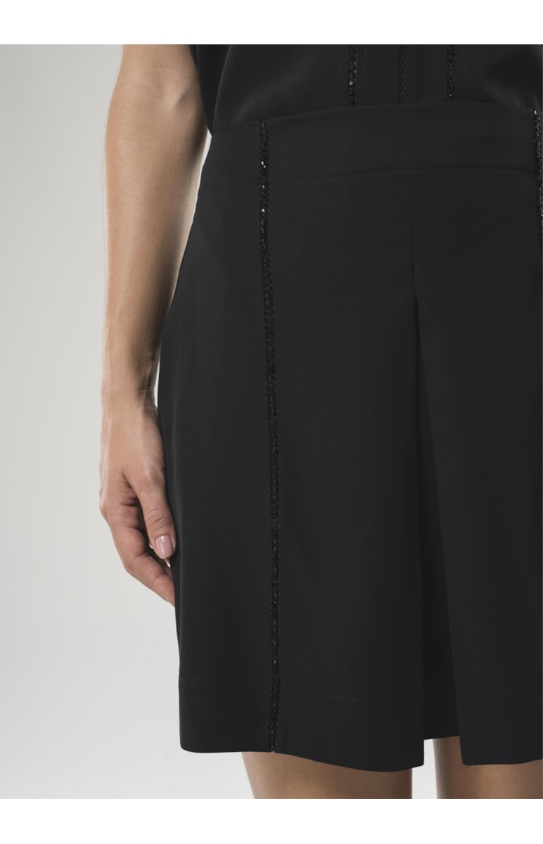 Saia Curta Crepe Picueta Bordada Preto