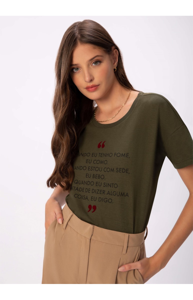T-Shirt Frase Madonna Musgo