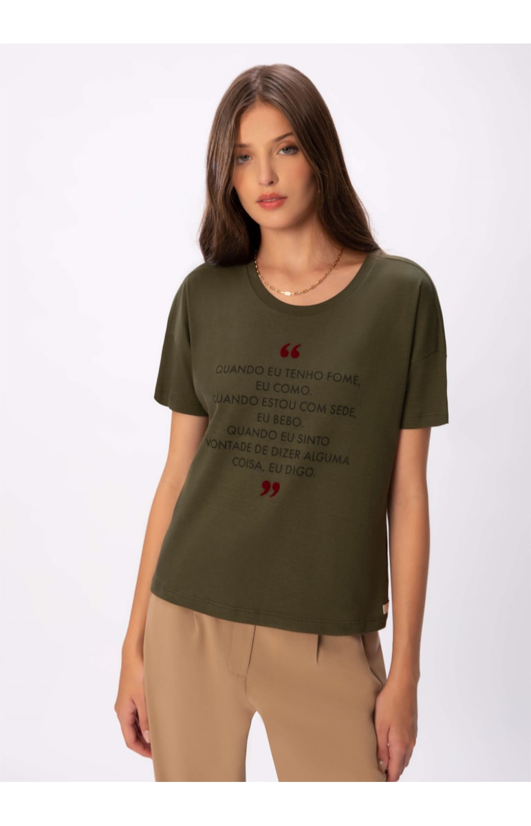 T-Shirt Frase Madonna Musgo